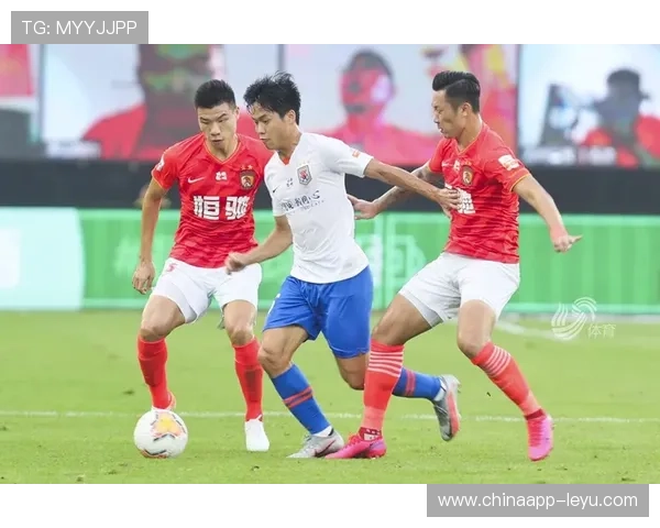 中超京鲁大战激战正酣，山东鲁能客场挑战北京国安，双方展开激烈对决